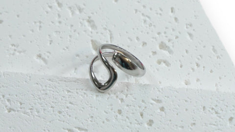 Elegant Twist Stainless Steel Rings: A Statement of Simplicity