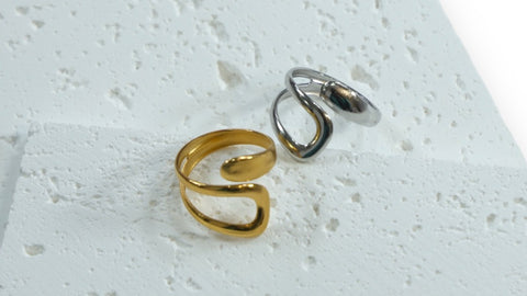 Elegant Twist Stainless Steel Rings: A Statement of Simplicity