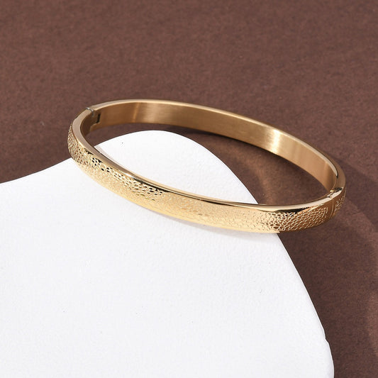 Βραχιόλι με υφή σκαλίσματος